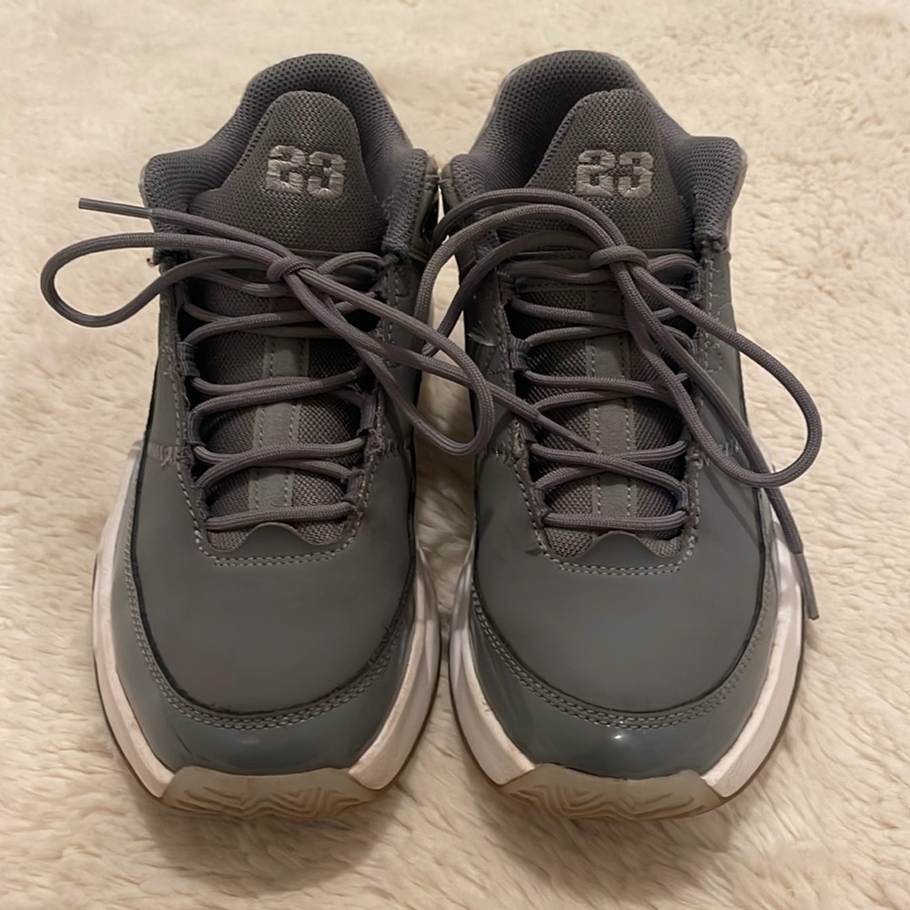 New Jordan Max Aura 3 Boys size 4 Gray - Picture 2 of 11